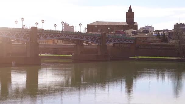 Brug Saint-Pierre van Toulouse, Frankrijk passeert Garonne en verbindt plaats Saint-Pierre met hospice van Grave. Het is dek met stalen dek, volledig herbouwd in 1987. — Stockvideo