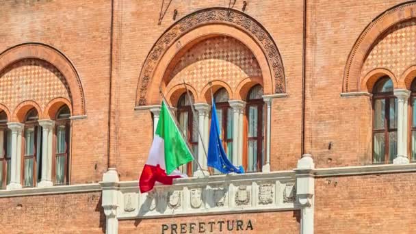 Flag of Italy and EU on Palazzo dei Trecento (Palazzo della Ragione) is building in Treviso, Veneto, northern Italy, located in Piazza dei Signori. It is home to Treviso municipal council. — Stock Video
