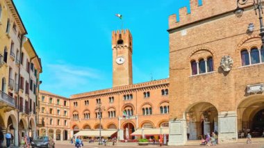 Treviso, İtalya - 27 Nisan 2018: Palazzo dei Trecento (Palazzo della Ragione) Piazza dei sinyorlar içinde bulunan Treviso, Veneto, Kuzey İtalya'daki inşa ediyor. Bu ev sahipliği Treviso Belediye Meclisi.