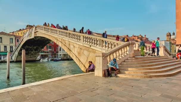 意大利威尼斯 2018年4月23日 Scalzi 赤脚桥 是意大利威尼斯仅有的四座桥梁之一 横跨大运河 桥梁连接圣十字教堂和坎纳雷乔的 Sestieri — 图库视频影像