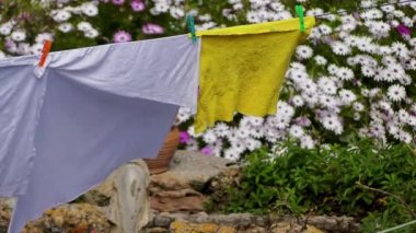 Arka plan bahçe çiçek üzerinde yıkama sonrası kuru yatak çarşafları.