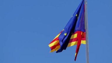 Bayraklar, Mallorca, İspanya ve Avrupa Birliği mavi gökyüzüne karşı rüzgarda çırpınan.