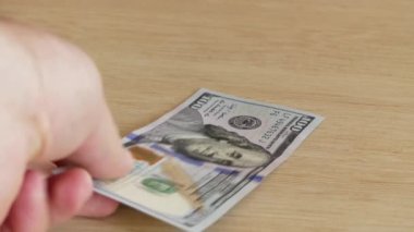 Adam havuç kadından 100 $ için satın.