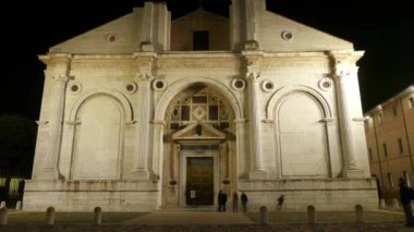 Timelapse Tempio Malatestiano (Malatesta Tapınağı) bitmemiş katedral kilise, Rimini, İtalya olduğunu. Resmen St. Francis için adlı, o Sigismondo Pandolfo Malatesta popüler adı alır.
