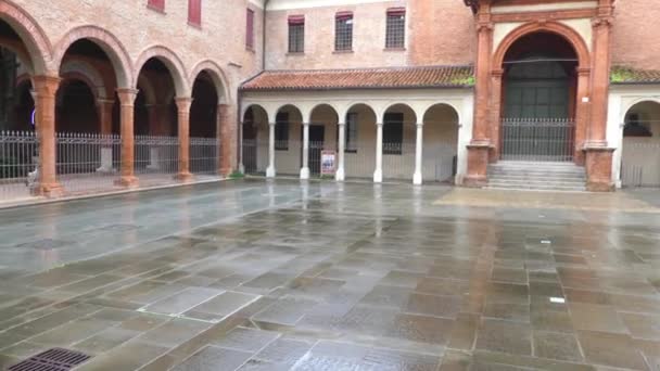 Ferrara, Italia: Plaza de Santa Ana. Portal con un claustro contiguo y pórtico permanece hoy del antiguo hospital. — Vídeo de stock