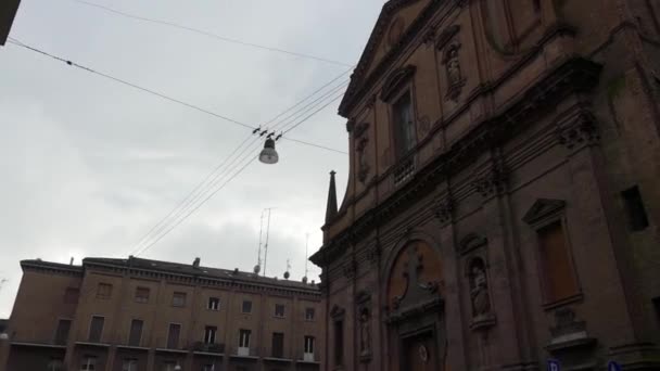 Ferrara, Italië: Gevel van de kerk van San Domenico di Ferrara is gelegen in piazza Sacrati 10. Als gevolg van de aardbeving in Emilia in 2012 is de kerk niet toegankelijk. — Stockvideo
