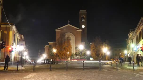 San Gaudenzo is een 20e-eeuwse rooms-katholieke parochiekerk in Rimini regio Emilia-Romagna Italië. Kerk herbergt nu een doek door Angelo Sarzetti, oorspronkelijk in het klooster van Rimini. — Stockvideo