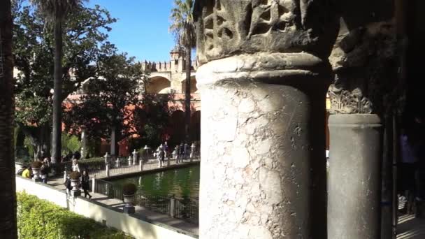 Alcazar-trädgårdarna. Alcazar Sevilla är kungliga slotten i Sevilla, Andalusien, Spanien, ursprungligen utvecklat av moriska muslimska kungar. — Stockvideo
