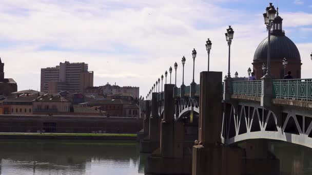 Brücke Saint-Pierre von Toulouse, Frankreich führt über die Garonne und verbindet den Ort Saint-Pierre mit dem Grab-Hospiz. Es ist ein Deck mit Stahldeck, das 1987 komplett umgebaut wurde. — Stockvideo