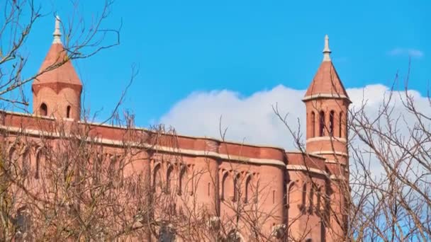 Kathedraal Basiliek van Saint Cecilia (Albi Kathedraal) is de belangrijkste katholieke gebouw in Albi, Frankrijk en is de zetel van de rooms-katholieke aartsbisschop van Albi. Tijdsverloop. — Stockvideo