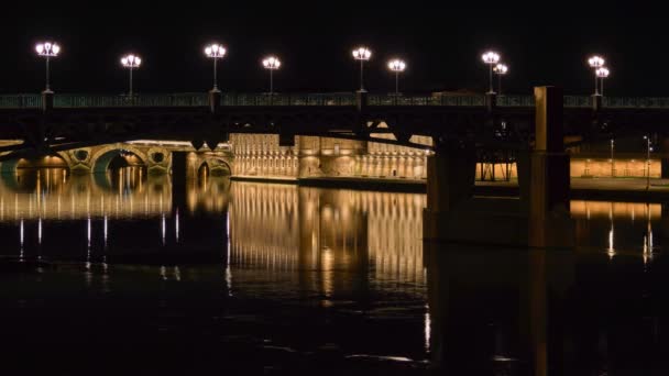 Timelapse: Bridge Saint-Pierre i Toulouse, Frankrike passerar över Garonne och förbinder förlägga Saint-Pierre till hospice i graven. Det är däck med stål däck, helt ombyggd 1987. — Stockvideo