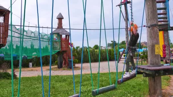 Dziewczyna Wspinaczki Adventure Park Miejsce Które Może Zawierać Szeroką Gamę — Wideo stockowe