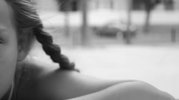 クローズ アップ ブロンドの髪を持つ美しい少女の肖像画 — ストック動画