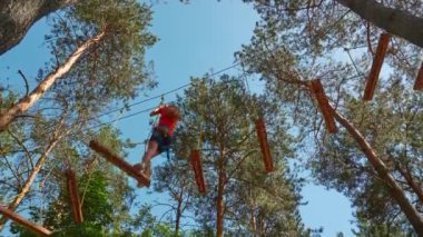 Macera Parkı küçük kız. Macera Parkı çeşitli egzersizler, engel kursları ve ZIP-hatları tırmanma halat gibi öğelerin bulunduğu yerdir. Onlar için rekreasyon amacıyla.