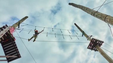 Kız macera Park'ta tırmanma çeşitli egzersizler, engel kursları ve ZIP-hatları tırmanma halat gibi öğeleri içerebilen yerdir.