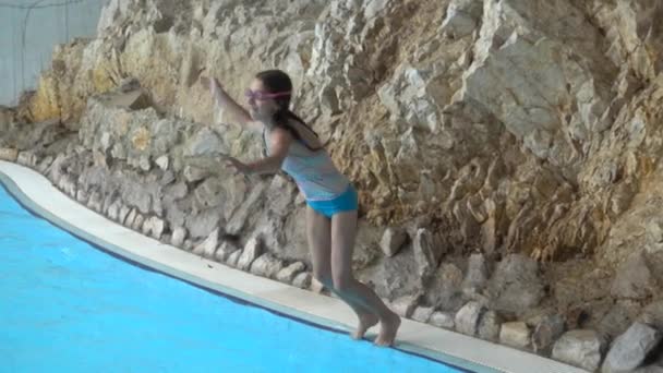 Slow Motion Mooie Meisje Springen Het Zwembad Met Helder Water — Stockvideo
