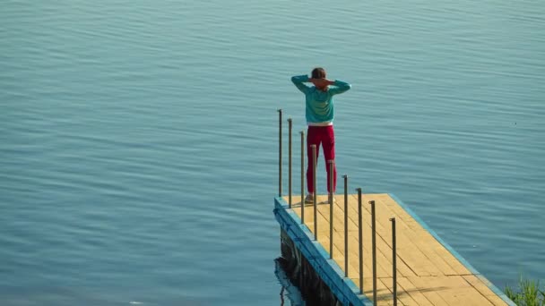 Hermosa Niña Caminando Sobre Puente Madera Fondo Del Lago Verano — Vídeo de stock