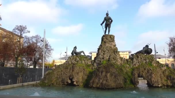 Monumento a Vittorio Bottego en Parma, Italia. Vittorio Bottego fue un oficial del ejército italiano y uno de los primeros exploradores occidentales de Jubaland en el Cuerno de África, donde dirigió dos expediciones. . — Vídeos de Stock