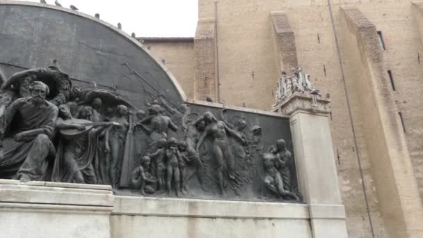 이탈리아 파 르 마, 주세페 베르디에 기념물의의 중앙 제단 그것은 오늘 광장 델라 페이스, 팔 라 조 델라 Pilotta 근처에 있습니다. — 비디오