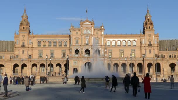 Plaza de España es la plaza del Parque María Luisa, Sevilla, Andalucía, España, construida en 1928 para la Exposición Iberoamericana. Se trata de estilos renacentistas y moriscos de la arquitectura española . — Vídeo de stock