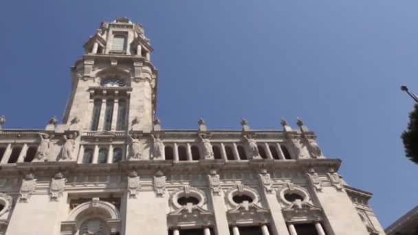 Denkmal für almeida garrett, auffallende persönlichkeit des neunzehnten jahrhunderts in porto geboren, vor dem Rathaus von oporto, im allgemeinen humberto delgado platz, an der spitze der avenida dos aliados, portugal. — Stockvideo