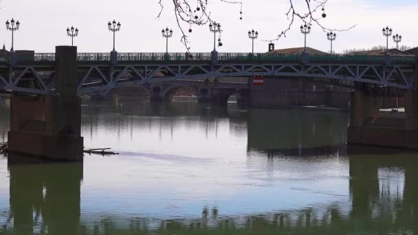 Puente Saint-Pierre de Toulouse, Francia pasa por Garona y conecta el lugar Saint-Pierre con el hospicio de Grave. Es cubierta con cubierta de acero, completamente reconstruida en 1987. — Vídeo de stock