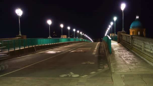 Timelapse: 图卢兹的桥圣皮埃尔, 法国通过加龙河和连接地方圣皮埃尔到坟墓临终关怀。它是甲板与钢甲板, 完全地重建在1987年. — 图库视频影像
