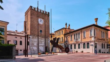 Mestre, İtalya - 23 Nisan 2018: Torre dell'Orologio Piazzetta Edmondo konuda Mestre, Venedik, İtalya.