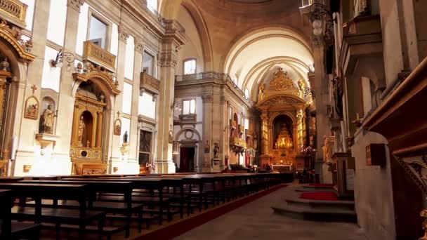 PORTO, PORTUGAL - 12 DE ABRIL DE 2017: Iglesia de la Trinidad, es la iglesia en Oporto, Portugal, situado en Praca da Trindade detrás del edificio del Ayuntamiento de Oporto. Fue construido por el arquitecto Carlos Amarante . — Vídeo de stock