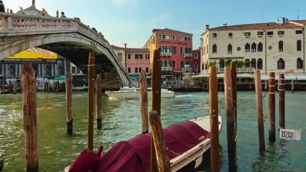 Venetië, Italië - 23 April-2018: Ponte degli Scalzi (brug van barefoot), is een van slechts vier bruggen in Venetië, Italië, aan het Canal Grande beslaan. Brug verbindt de sestieri van Santa Croce en Cannaregio. — Stockvideo