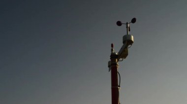 Meteorologic Hava durumu istasyonu üzerinde kullanılan Anemometre. Rüzgar hızını ölçmek için kullanılan bir cihazdır ve ortak hava istasyonu enstrüman.