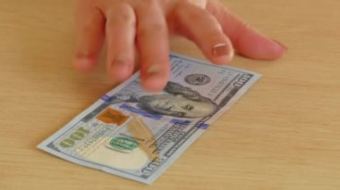 Adam havuç kadından 100 $ için satın.