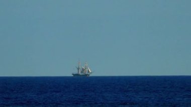 Brigantine'in mavi deniz kenarında ufuk üzerinde yüzüyor..