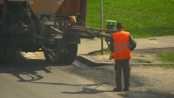 Trabalhador Construção Civil Reparando Buracos Estrada Com Cascalho Betume Com — Vídeo de Stock