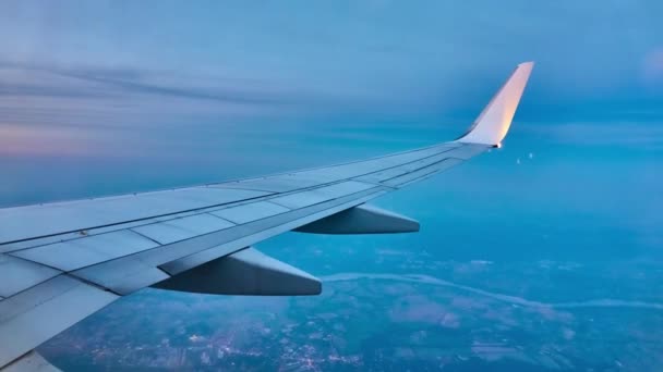 Ala Avión Volador Contra Fondo Del Horizonte Del Cielo Vista — Vídeo de stock