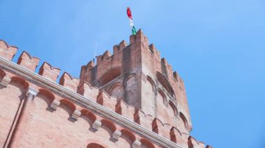 İtalya Palazzo dei Trecento (Palazzo della Ragione) üzerinde bayrağı Treviso, Veneto, Kuzey İtalya, Piazza dei sinyorlar içinde yer alan inşa ediyor. Bu ev sahipliği Treviso Belediye Meclisi.