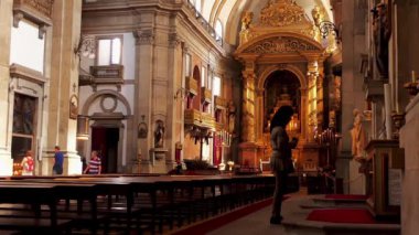 Porto, Portekiz - 12 Nisan 2017: Trinity Kilisesi, Porto, Portekiz, Praça da Trindade Binası, Belediye Binası arkasında Porto bulunan kilise. Bu Carlos Amarante mimar tarafından yaptırılmıştır.