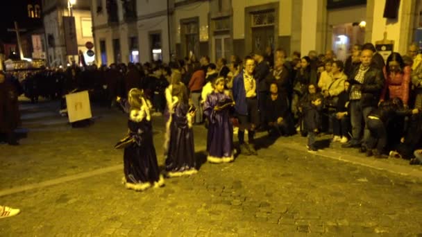 Braga, Portugal - April 14 217: Boetedoening processies op straten van Braga, Portugal op Heilige Week (Semana Santa) tijdens de laatste week van de vastentijd voor Pasen. Jaarlijkse eerbetoon van de passie van Jezus Christus. — Stockvideo