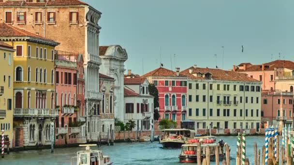 Venetië, Italië - 23 April-2018: San Geremia is kerk van Cannaregio, Italië, Europa. Kerk gezichten Canal Grande, tussen Palazzo schaamlippen en Palazzo Flangini. Het seat van cultus van Saint Lucy van Syracuse. — Stockvideo