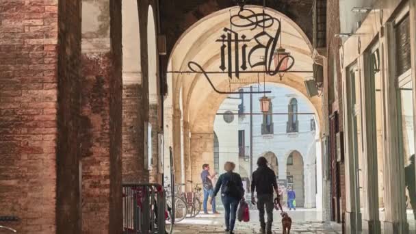 TREVISO, ITALIA - 27 APRILE 2018: Palazzo dei Trecento (Palazzo della Ragione) è un edificio a Treviso, in Veneto, situato in Piazza dei Signori. Sede del Comune di Treviso . — Video Stock