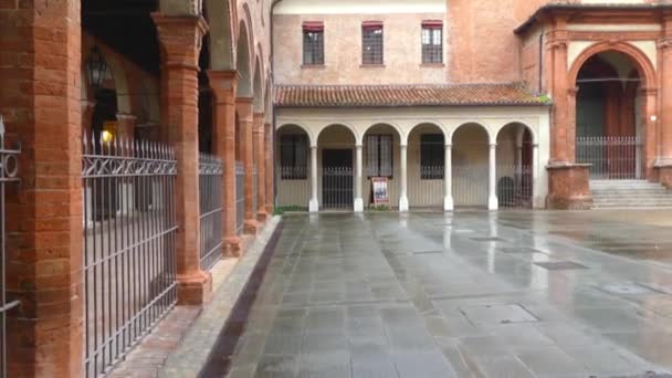 Ferrara, Włochy: Plac Santa Anne. Portal z przylegającym krużgankiem i pozostałościami portyku ze starożytnego szpitala. — Wideo stockowe