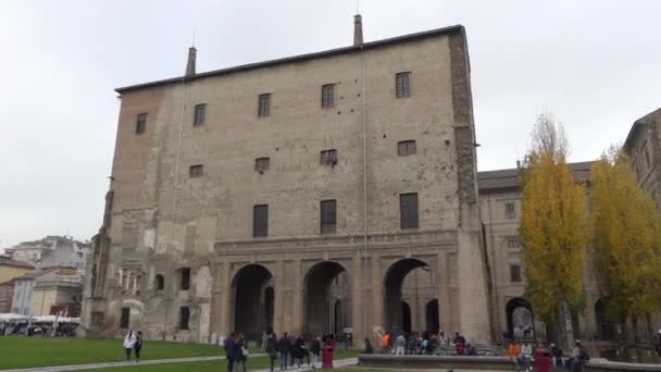 Giuseppe Verdi Parma, İtalya için anıt merkezi altar. Bugün Piazzale della Pace, Palazzo della Pilotta yakınındaki yer alır. — Stok video