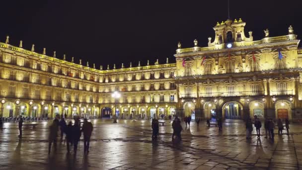 Plaza Mayor (Main Plaza) Salamanca, İspanya büyük plaza merkezi Salamanca, kamu kare kullanılan yer var. Geleneksel İspanyol Barok tarzında inşa edilmiştir ve alan toplama popüler. — Stok video