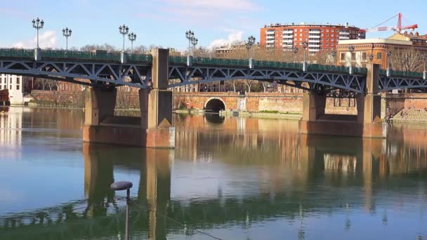 Мост Сен-Пьер из Тулузы, Франция, проходит через Гаронну и соединяет место Сен-Пьер с хосписом Могилы. Это палуба со стальной палубой, полностью перестроенная в 1987 году. — стоковое видео