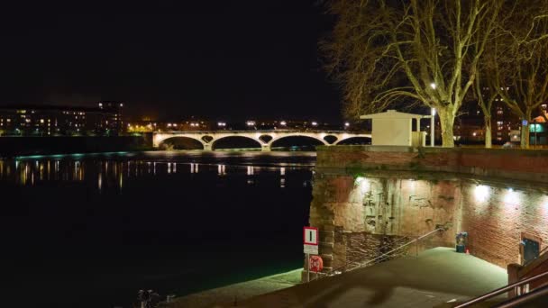 Timelapse Bridge of Catalans (Amidonniers Bridge) - це Тулуза, французький міст, що перетинає річку Гаронна. Міст з арки і каменю і залізобетону відкритий в 1908 році. Архітектор Пауль Сейжн. — стокове відео