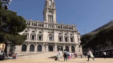 PORTO, PORTUGAL - 12 Nisan 2017: Porto Belediyesi, Portekiz 'deki Porto Belediye Binası' nın şimdiki binasıdır, Correia da Silva Mimarı tarafından tasarlandı ve 1920 yılında inşa edilmeye başlandı..