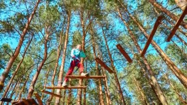Macera Parkı küçük kız. Macera Parkı çeşitli egzersizler, engel kursları ve ZIP-hatları tırmanma halat gibi öğelerin bulunduğu yerdir. Onlar için rekreasyon amacıyla.