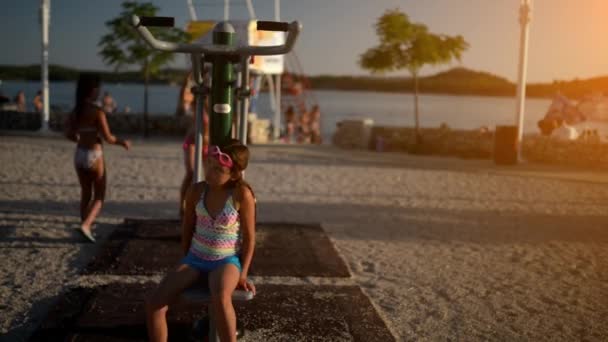 Kleines Schönes Mädchen Engagiert Sich Auf Sportplatz Trainingsgeräten — Stockvideo