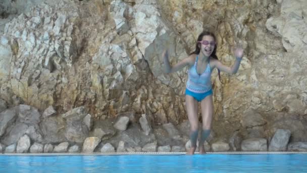 Slow Motion Niña Hermosa Saltando Piscina Con Agua Clara — Vídeos de Stock