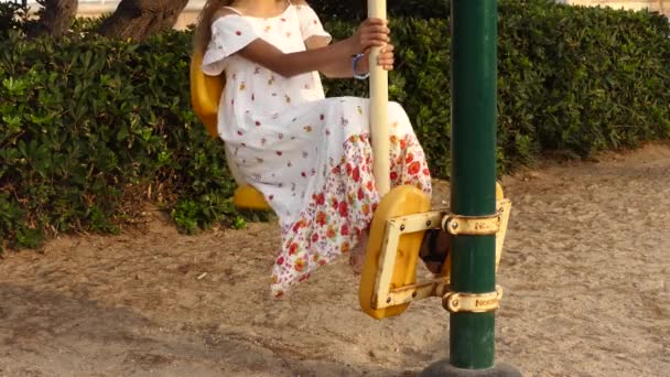 Niña Dedica Simulador Deportes Metal Cerca Playa Con Mar — Vídeos de Stock